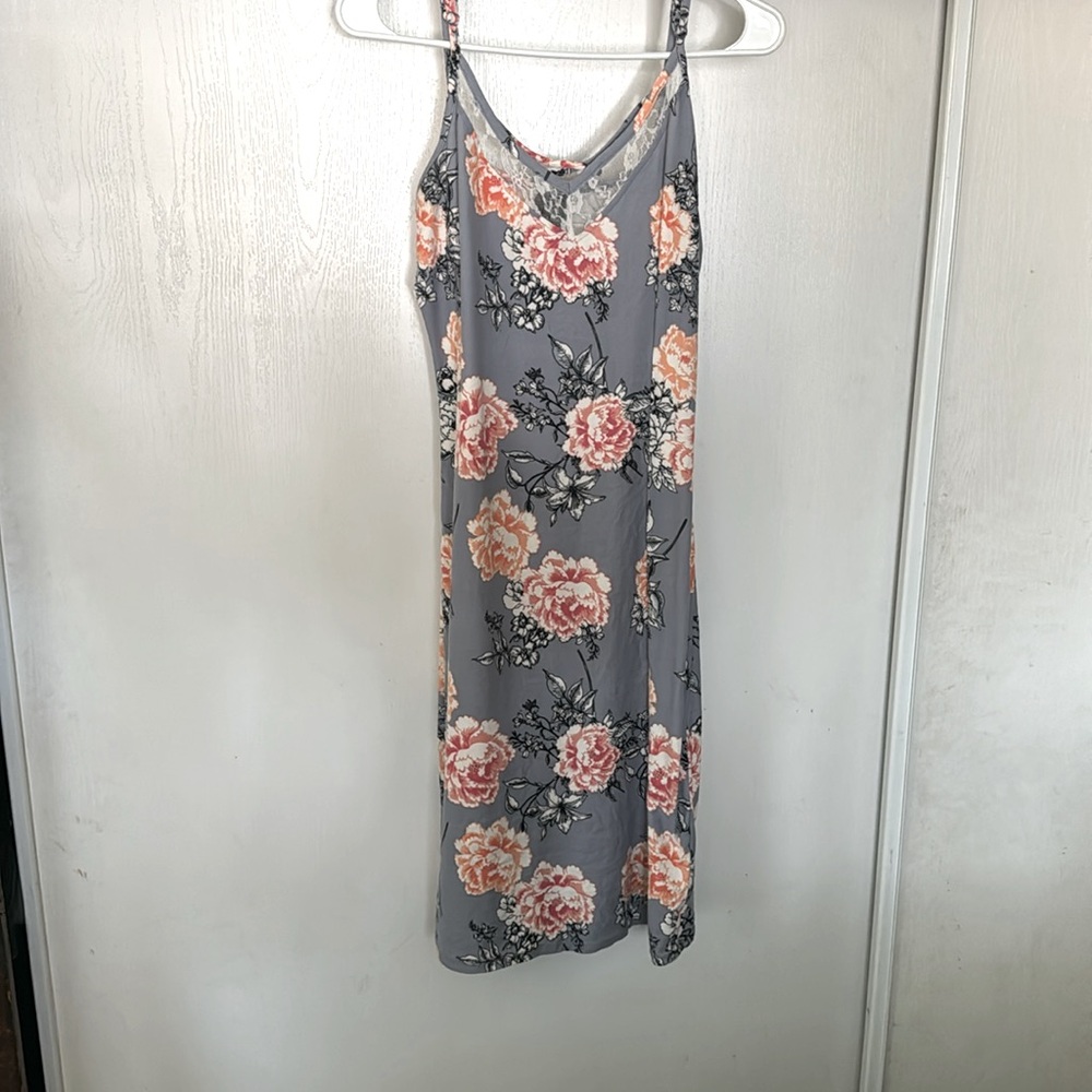 I like this dress the designs of the dress is beautiful,